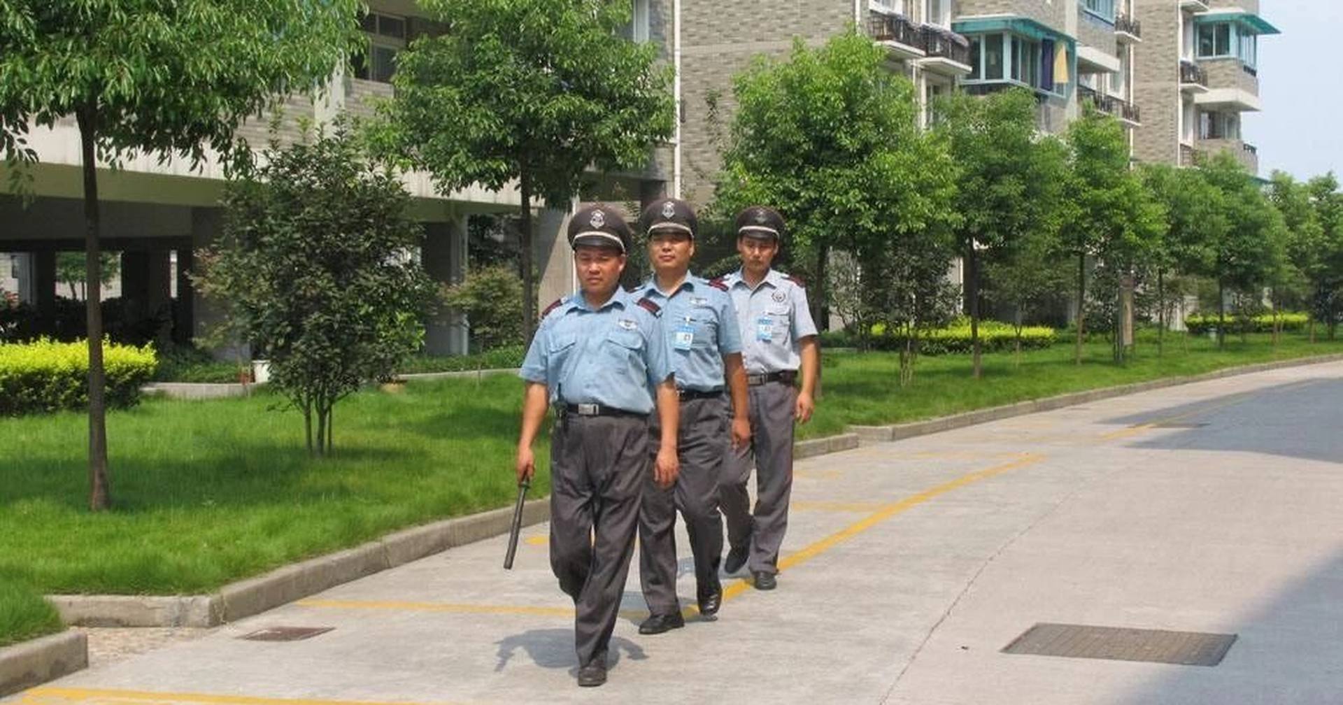 龙井华庭南院园区实景：物业服务团队在园区现场作业