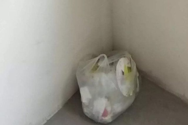 关于楼道堆放生活垃圾及杂物的温馨提示